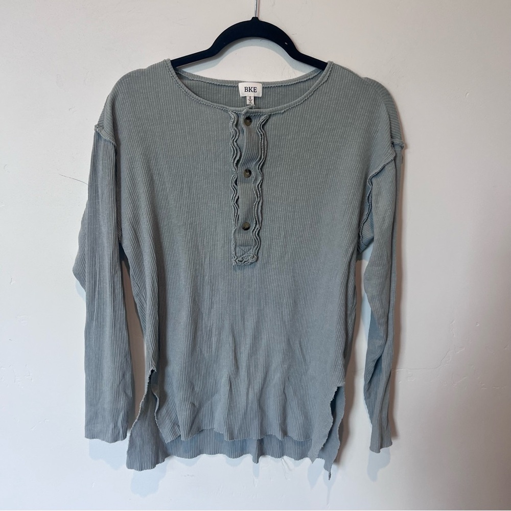BKE Women’s Long Sleeve Ribbed Henley in Light Sage